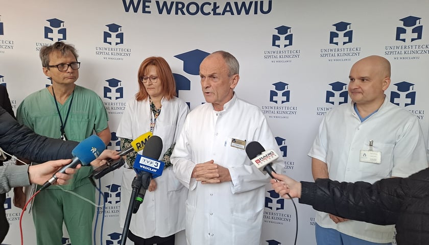 Kardiolodzy z Uniwersyteckiego Szpitala Klinicznego, w środku prof. Piotr Ponikowski, kierownik Instytutu Chorób Serca Uniwersytetu Medycznego we Wrocławiu. 