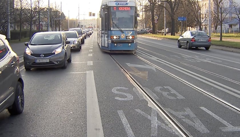 Buspas na Grabiszyńskiej przynosi efekty dla pasażerów [WIDEO]