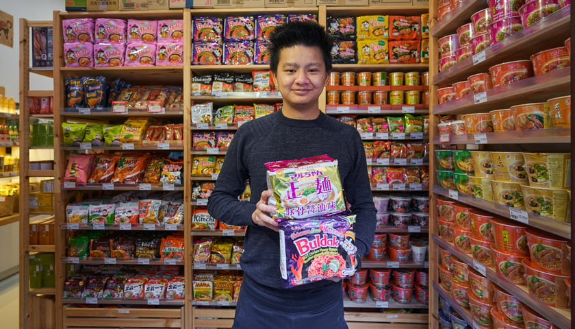 Na zdjęciu Chińczyk Yong Hu, który wspólnie ze swoją dziewczyną, wrocławianką Oliwią Olech, prowadzi sklep Okashi