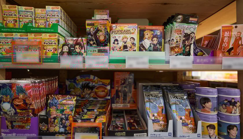 <p>W Okashi na Malarskiej 25 znajdziemy specjały z azjatyckich sklep&oacute;w</p>