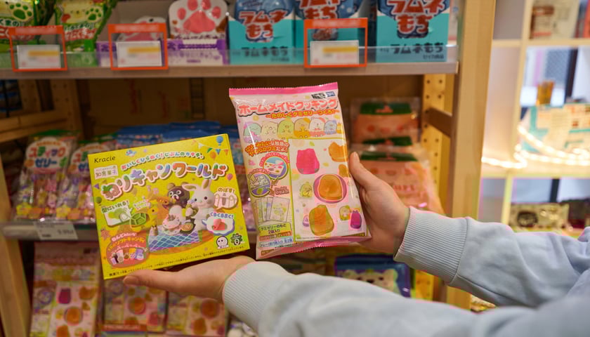 <p>W Okashi na Malarskiej 25 znajdziemy specjały z azjatyckich sklep&oacute;w</p>