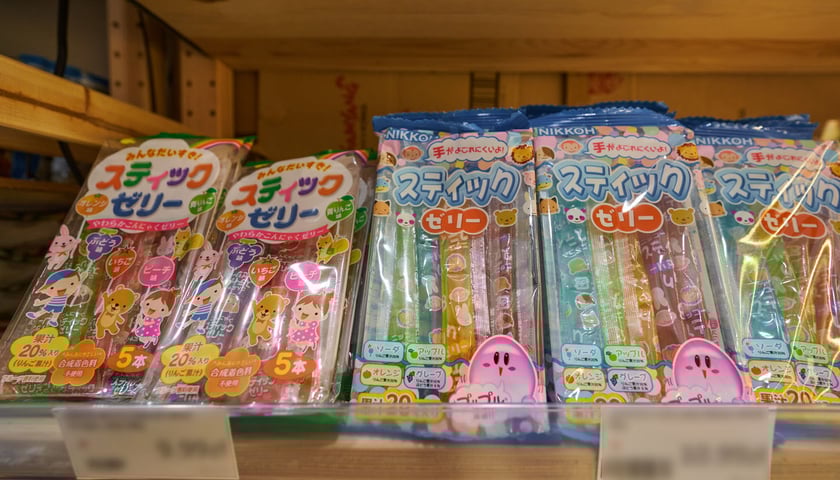 <p>W Okashi na Malarskiej 25 znajdziemy specjały z azjatyckich sklep&oacute;w</p>