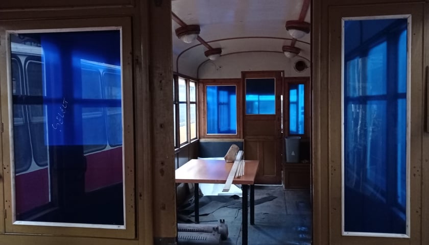 Wnętrze tramwaju Linke-Hofmann Standard #1192 po wstawieniu charakterystycznych niebieskich szyb w ścianach między klasą a pomostami