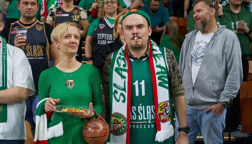 Na zdjęciu: kibice na meczu koszykarskiego Śląska, na pierwszym planie: kobieta i mężczyzna