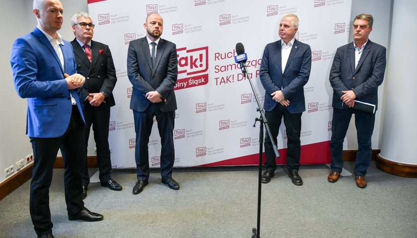 Uczestnicy konferencji zapowiadającej złożenie wniosku do  Najwyższej Izby Kontroli w sprawie inwestycji nowego szpitala onkologicznego we Wrocławiu; od prawej Rafał Guzowski, Marek Łapiński, Patryk Wild, Paweł Skrzywanek