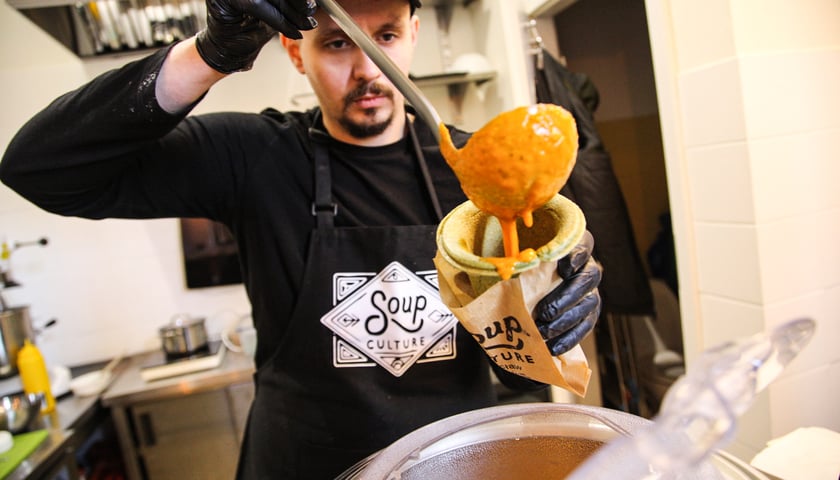Na zdjęciu Igor serwujący zupę w Soup Culture przy ul. Szewskiej we Wrocławiu