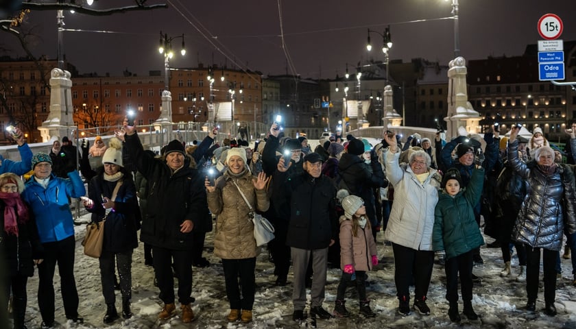 Na zdjęciu grupa ludzi na moście Pomorskim