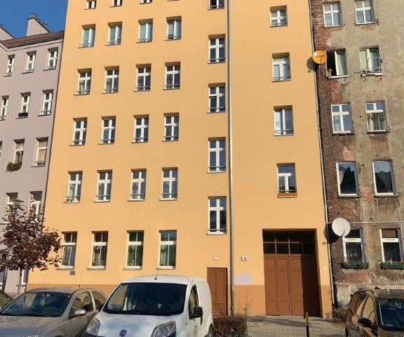Biskupa Tomasza I-go 16, koszt prac - 3 mln zł. Wykonawca: Zarząd Zasobu Komunalnego. 