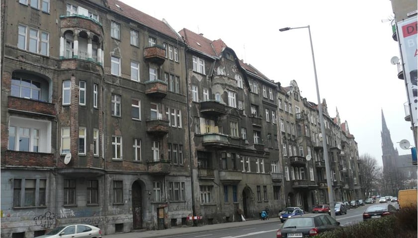 Kamienice przy ul. Wyszyńskiego przed remontem. Rewitalizacja 6 budynków kosztowała gminę 21,5 mln