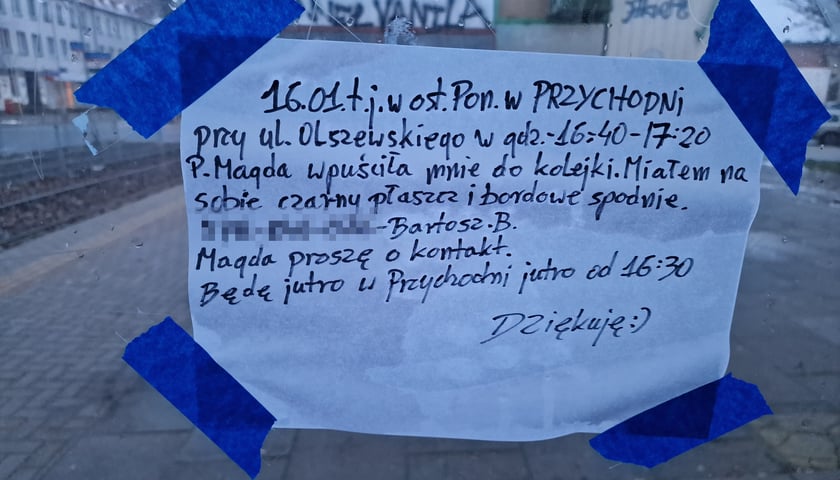 Na zdjęciu ogłoszenie, powieszone przez pana Bartosza na przystanku przy ulicy Olszewskiego