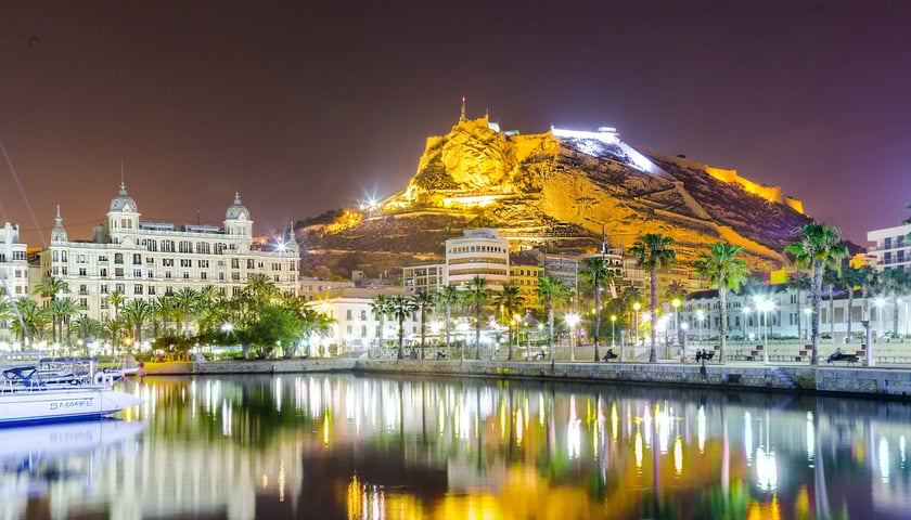 Na zdjęciu panorama Alicante w Hiszpanii - to jedno z miast, do którego dostaniemy się lecąc z Wrocławia