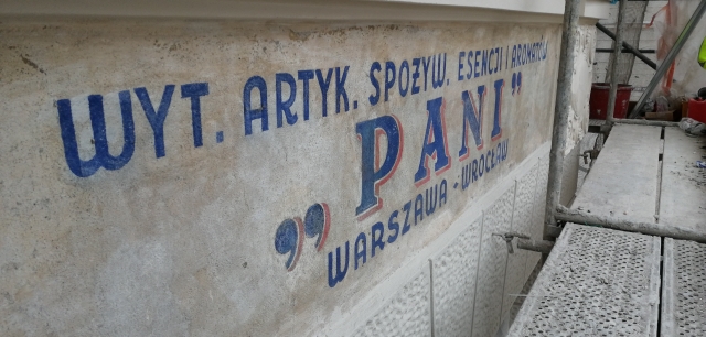 Na zdjęciu zachowany powojenny, polski napis na budynku przy ul. Piłsudskiego 