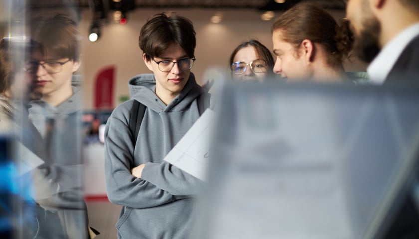Na zdjęciu studenci przyglądający się stoisku jednej z firm podczas targów Expo Made in Wrocław, zdjęcie ilustracyjne