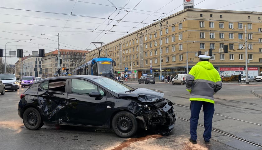 Na zdjęciu uszkodzony samochód po zderzeniu na placu Legionów