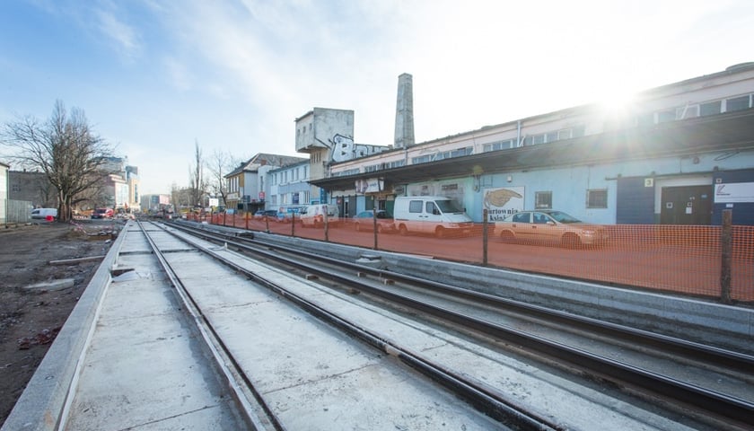 Sto metrów torowiska na trasie na Nowy Dwór już zabetonowane [ZDJĘCIA, WIDEO]