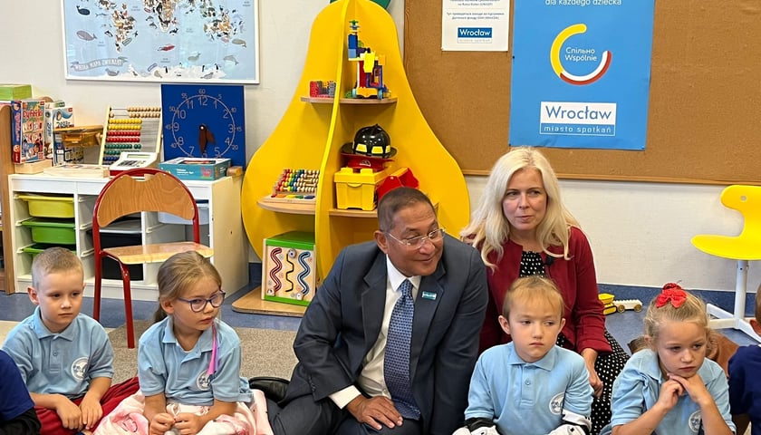 Rashed Mustafa, Krajowy Koordynator Biura UNICEF ds. Reagowania Kryzysowego w Polsce podczas wizyty we wrocławskim przedszkolu