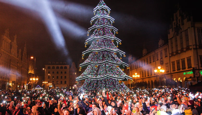 Światełko do nieba, Wrocław, 29.01.2023. Na zdjęciu wrocławianie puszczający symboliczne Światełko do nieba latarkami swoich telefonów