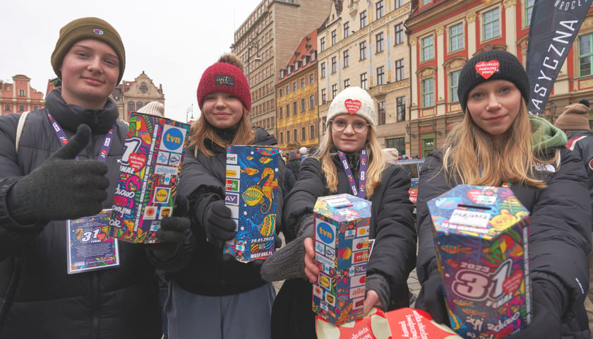 Na zdjęciu wolontariusze WOŚP 2023 z puszkami podczas Finału we Wrocławiu