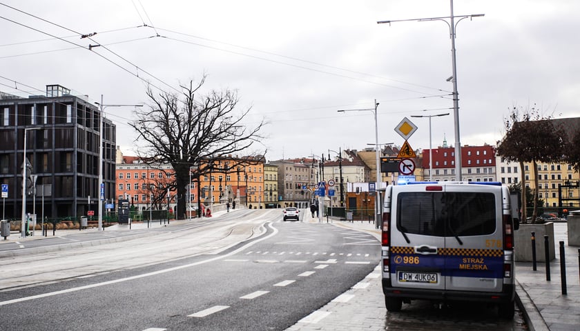 Straż miejska: Kierowcy jeżdżą po mostach bardzo ostrożnie, jakby nie byli pewni czy są już otwarte. 