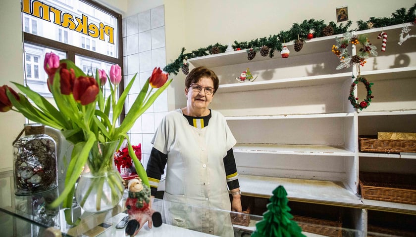 Piekarnia przy ul. Jedności Narodowej 1 we Wrocławiu sprzedała dziś ostatni bochenek prawdziwego chleba. Na zdjęciu pani Alicja, wieloletnia ekspedientka w piekarni Andrzeja Sekuny.