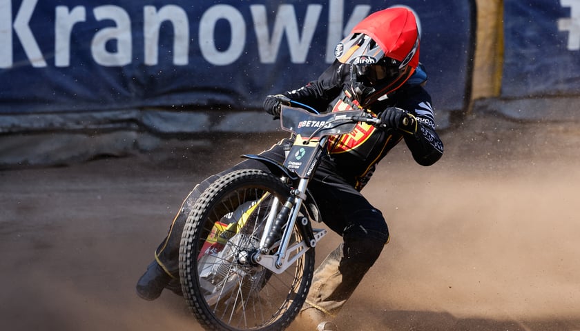 Młody motocyklista