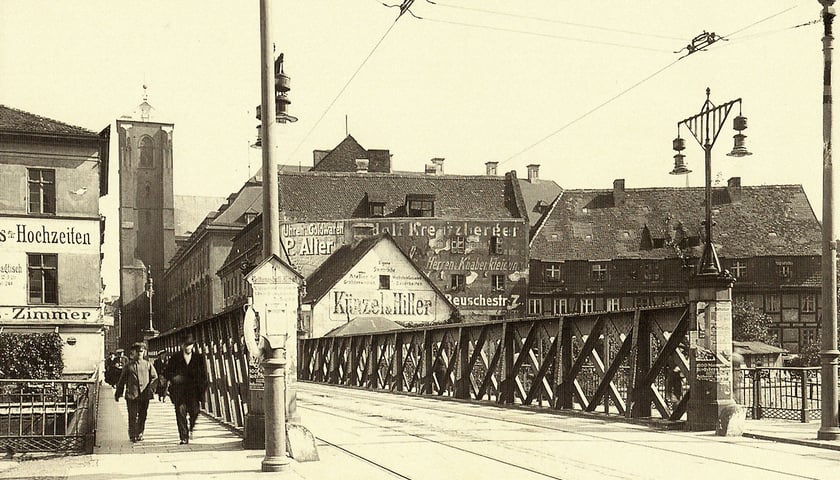 Na zdjęciu: mieszkańcy Breslau spacerujący mostem Piaskowym w czasach przedwojennych