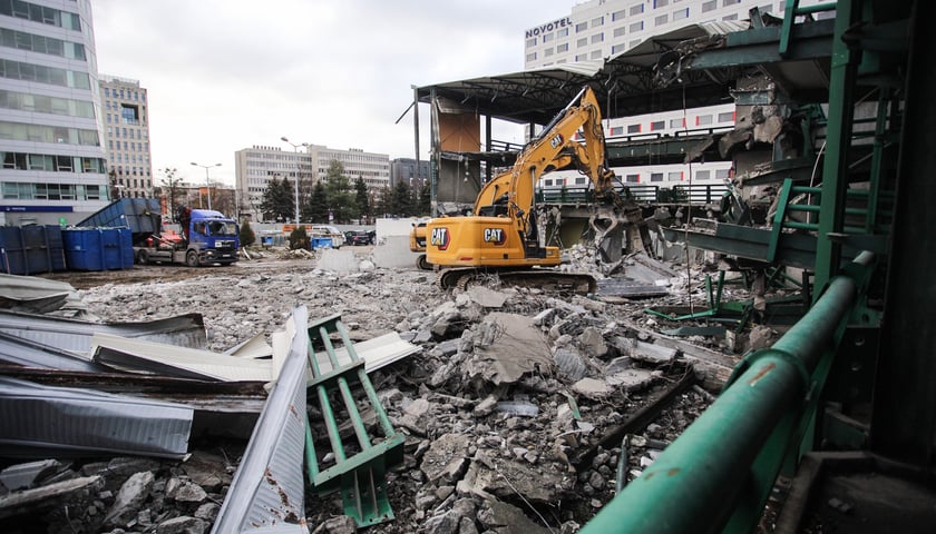 W zachodniej części dzielnicy Wrocław Południe rośnie centrum biznesowe. Na razie góruje tutaj Sky Tower,  a wokół niego budowane są kolejne biurowce (Centrum Południe, MidPoint 71, Wielka 27) Trwają właśnie prace nad rozbiórką wielopoziomowego parkingu przy ul. Swobodnej, by zrobić miejsce kolejnym budynkom, gdzie znajdą się biura do wynajęcia. 