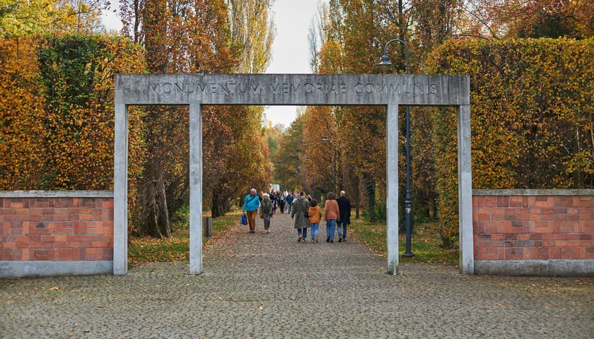 Na zdjęciu brama Cmentarza Grabiszyńskiego