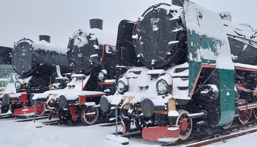 Na zdjęciu parowozy przysypane śniegiem w Muzeum Kolejnictwa w Jaworzynie Śląskiej