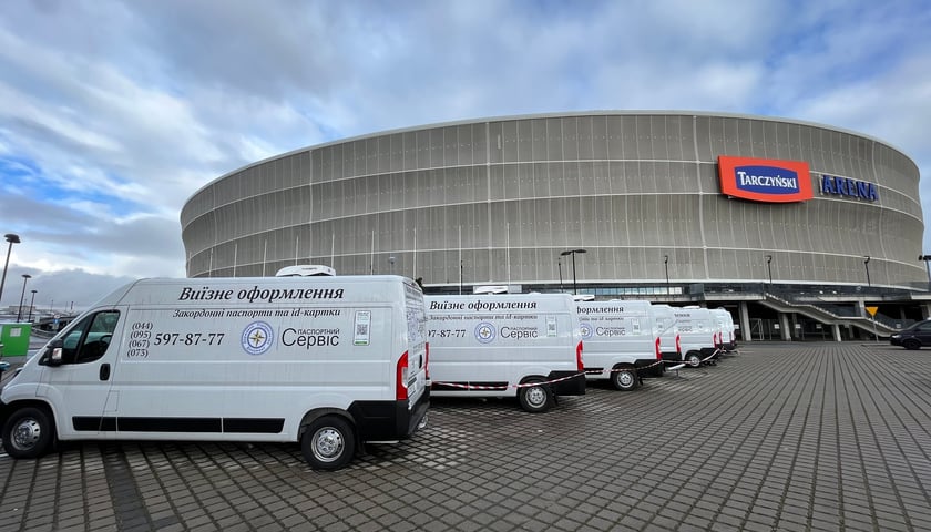 Na zdjęciu samochody w mobilnym punkcie paszportowym dla Ukraińców na Tarczyński Arena Wrocław