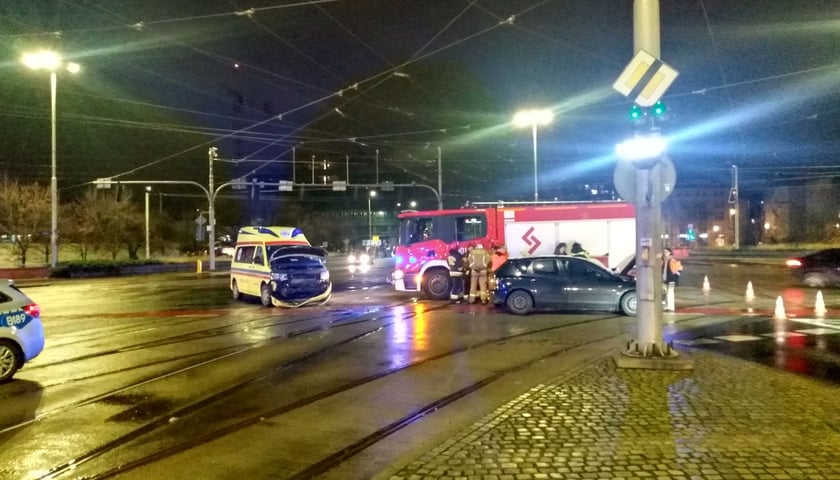 Na zdjęciu akcja służb po wypadku z udziałem karetki na placu Jana Pawła II we Wrocławiu