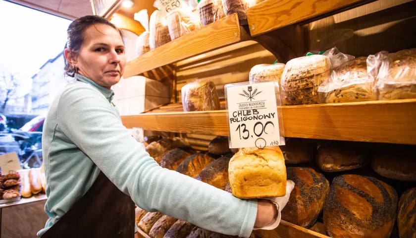 Na zdjęciu: sprzedawczyni z chlebem w Piekarni Złoto Nadodrza