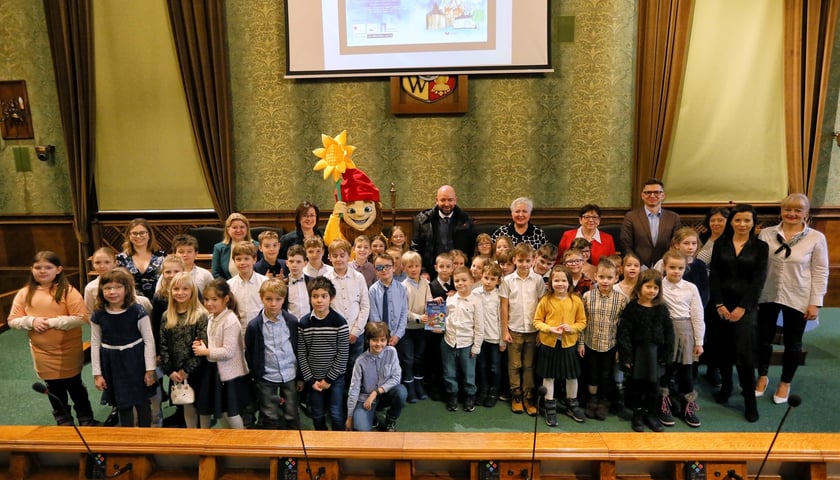 Na zdjęciu uczniowie wrocławskiej szkoły podstawowej nr 4 oraz goście z Holandii podczas spotkania promocyjnego książki "Krasnoludkowa podróż Życzliwka"
