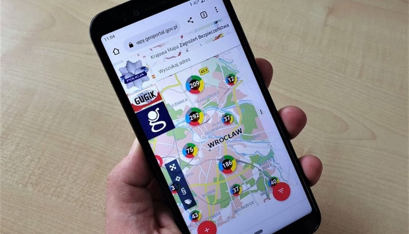Na zdjęciu telefon z otwartą mapką Krajowej Mapie Zagrożeń Bezpieczeństwa