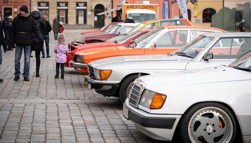 Na zdjęciu m.in. zabytkowe samochody na Rynku we Wrocławiu podczas imprezy z okazji Wielkiej Orkiestry Świątecznej Pomocy