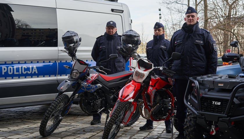 Na zdjęciu nowe pojazdy, które otrzymała właśnie Dolnośląska Policja – samochody, motocykle, quady oraz policjanci