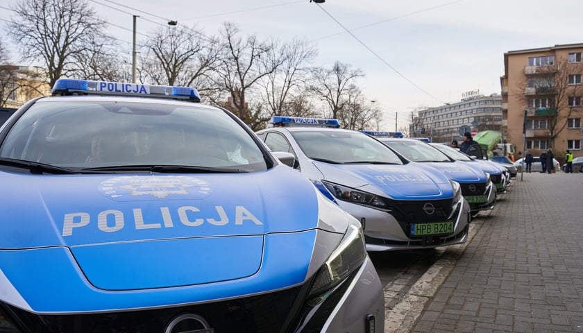 Na zdjęciu radiowozy Nissan Leaf