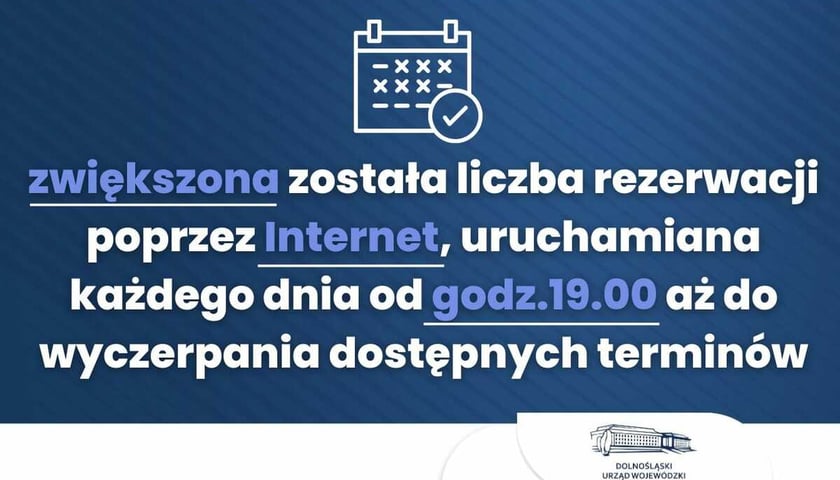 Tablica informacyjna dotycząca działania biura paszportowego w DUW
