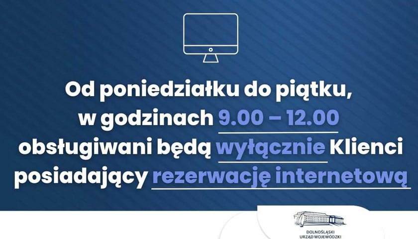 Tablica informacyjna dotycząca działania biura paszportowego w DUW