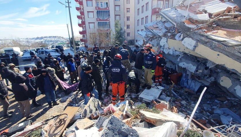 Strażacy z grupy HUSAR na gruzowisku podczas akcji ratunkowej w mieście Besni w Turcji. 