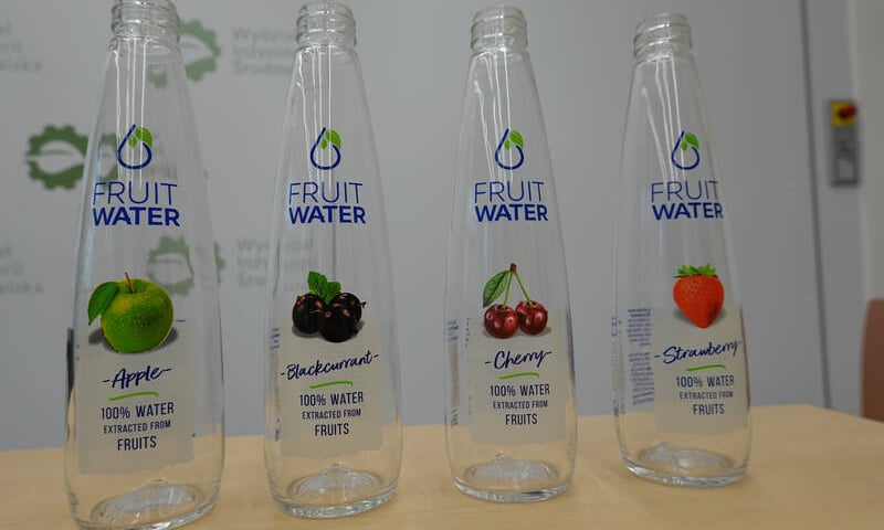 Każdego roku w Polsce przetwarzanych jest ponad 2 mln ton jabłek na koncentrat marnując przy tym nawet 70 proc. wody z tych owoców. Polska firma opracowała rozwiązanie, które pozwala produkować z niej zdrowy napój, a naukowcy z PWr pomogą udoskonalić linię produkcyjną. 