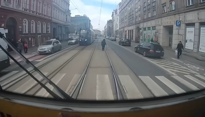 Zdjęcie z monitoringu MPK. Widać na nim starszą panią, na torowisku, niedaleko Dworca Głównego PKP