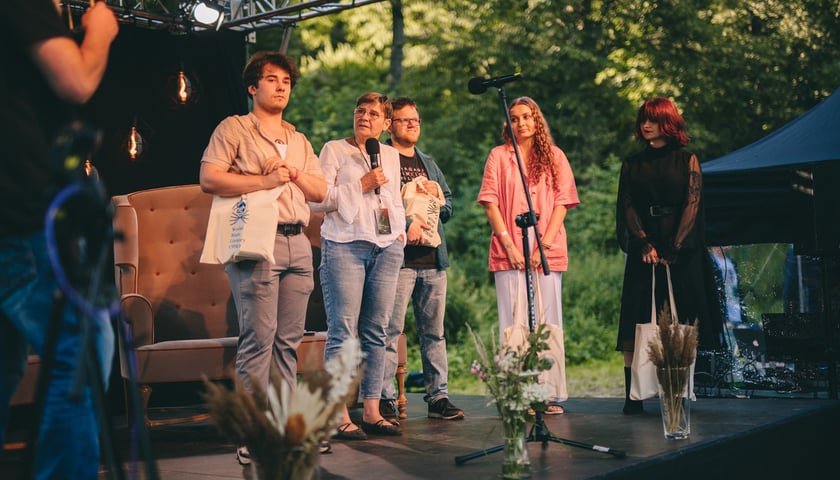 Wręczenie nagród w konkursie na recenzję literacką odbędzie się w lipcu, podczas Festiwalu Góry Literatury, na który zostaną zaproszeni wszyscy finaliści i finalistki. Na zdjęciu ubiegłoroczni laureaci.