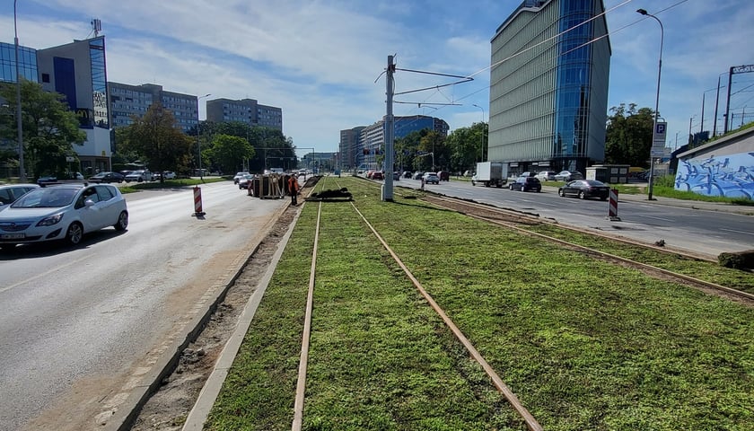 Modernizacja torowiska w ul. Legnickiej na odcinku od ul. Zachodniej do ul. Niedźwiedziej, przejazdów w ul. Małopanewskiej i ul. Kwiskiej oraz wymiana rozjazdów przy starej Zajezdni Popowice i ul. Milenijnej