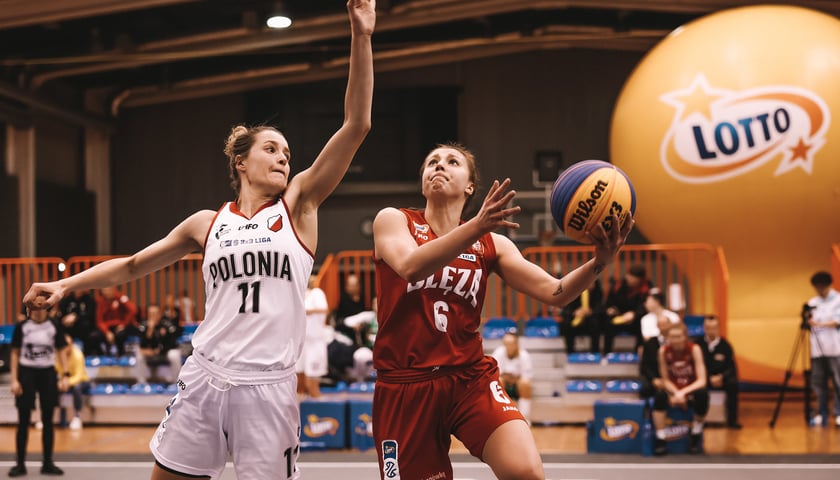 Na zdjęciu: koszykarka Ślęzy Wrocław, Patrycja Jaworska, z piłką (w czerwonym stroju) i zawodniczka Polonii (w białym) podczas meczu trzy na trzy