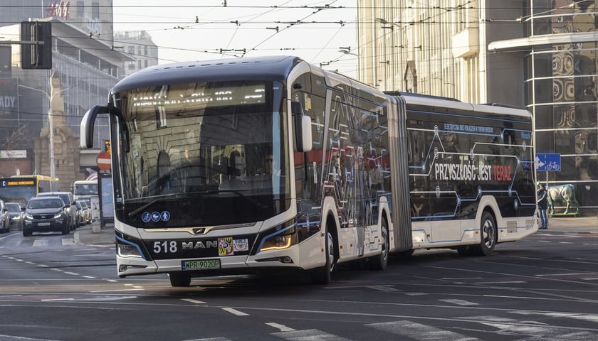 Na zdjęciu widać autobus elektryczny MAN Lion City  we Wrocławiu