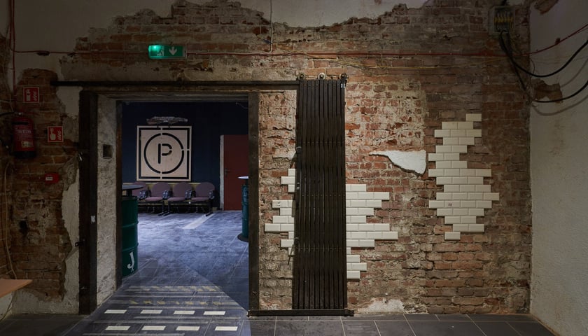 Na zdjęciu: korytarz w budynku Krakowska 100, w głębi widać znak klubu Pralnia