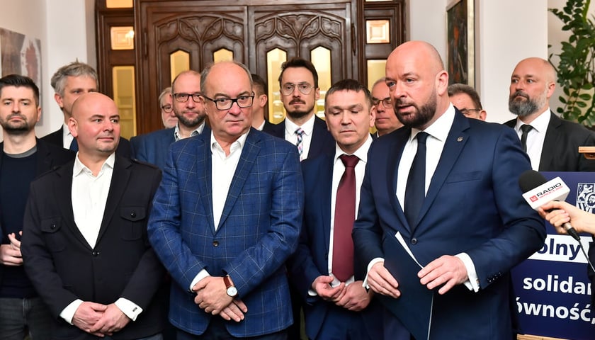 <p><span style="font-size: 12pt; line-height: 107%; font-family: Calibri, sans-serif; background-image: initial; background-position: initial; background-size: initial; background-repeat: initial; background-attachment: initial; background-origin: initial; background-clip: initial;"><span style="font-family: Verdana, Arial, Helvetica, sans-serif; font-size: 14px;">Uczestnicy konferencji prasowej na temat powołania nowego wiceprezydenta Wrocławia bartłomieja Ciążyńskiego. Z przodu stoją Jacek Sutryk i Włodzimierz Czasrzasty</span></span></p>