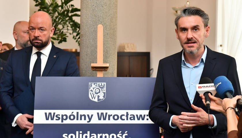 Od prawej: Bartłomiej Ciążyński, nowo mianowany wiceprezydent Wrocławia,  i Jacek Sutryk, prezydent Wrocławia, podczas konferencji prasowej 10 lutego 2023 
