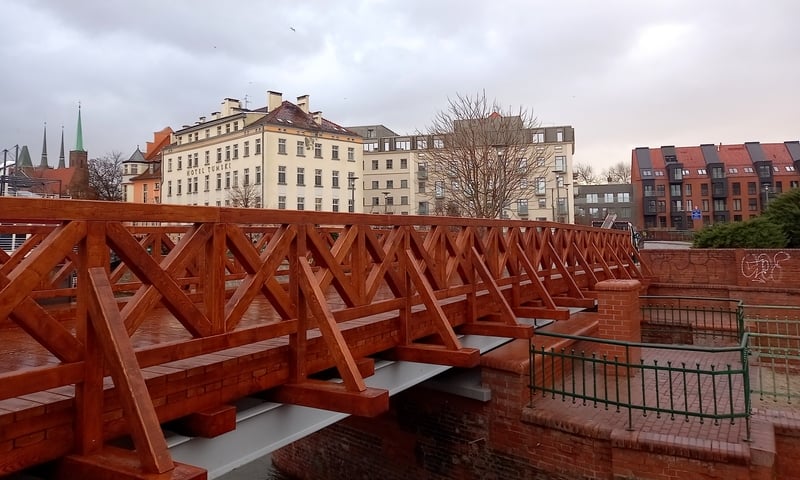 Remont kapitalny Mostu św. Klary we Wrocławiu.